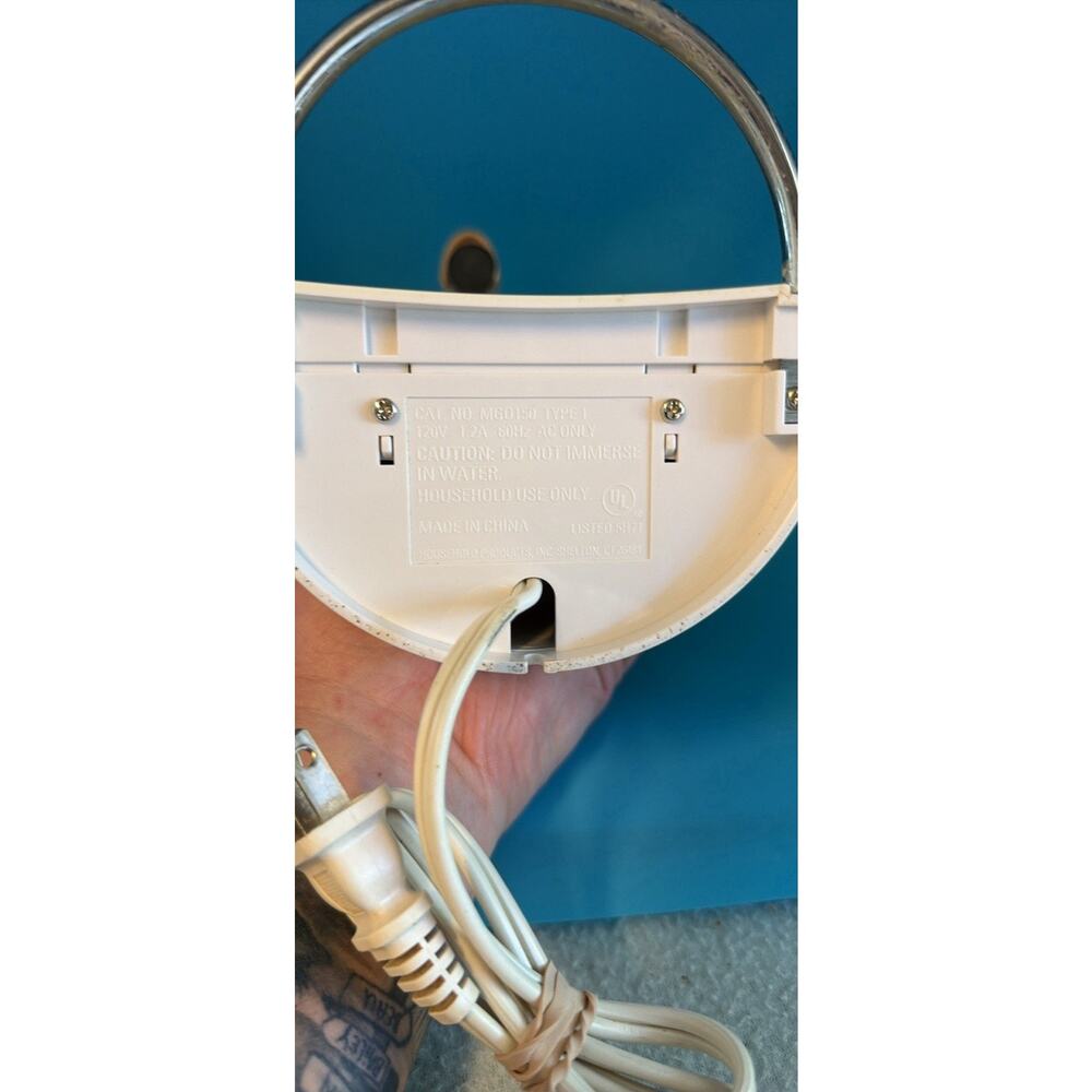 Vintage BLACK+DECKER MGD150 Electric Can Opener, White Plastic, 120V - Picture 3 of 5